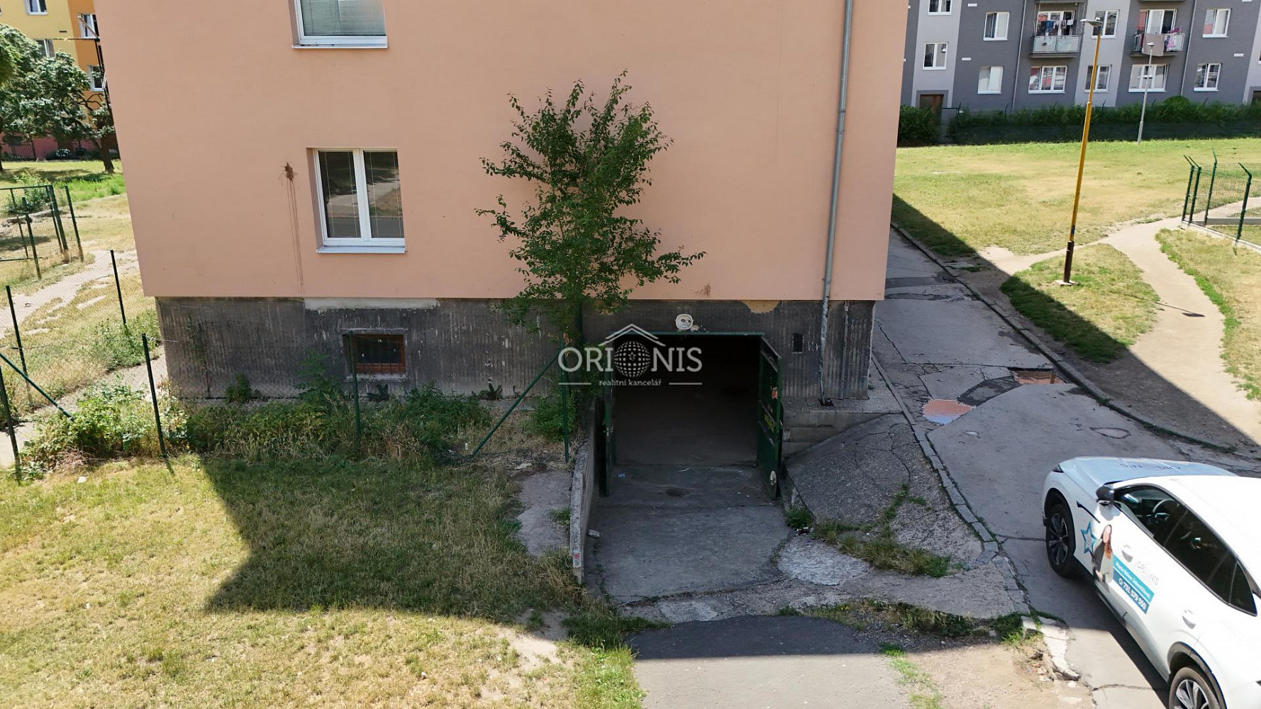 Garáž pro tři auta 52,9 m2 elektřina, voda, okna