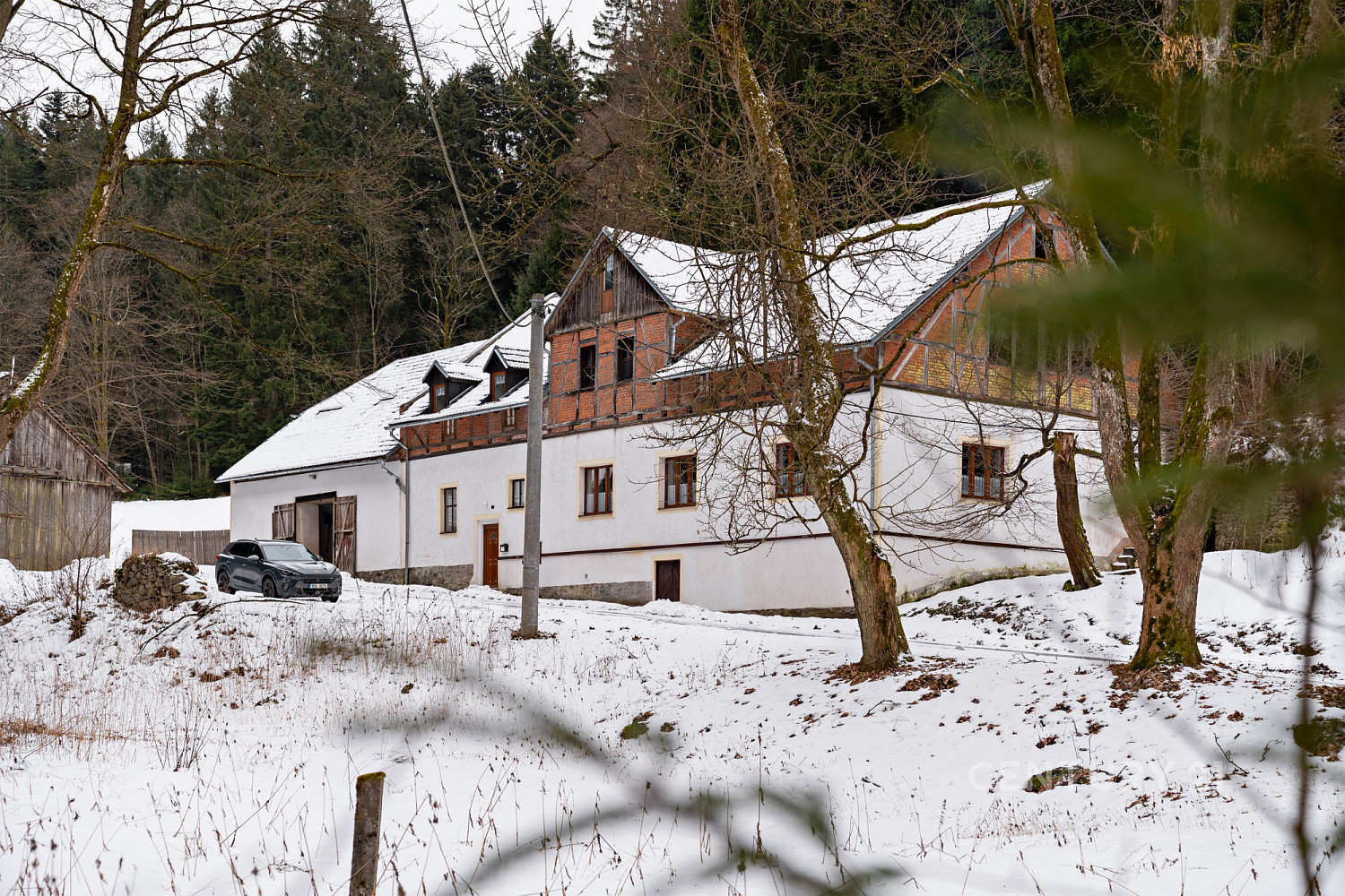 Dom, 648 m², pozemok 907 m²