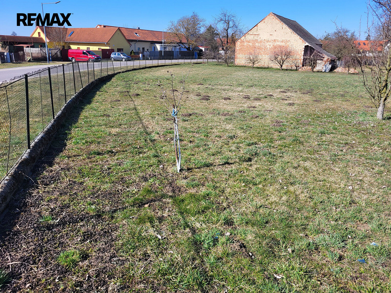 Prodej stavebního pozemku 2 100 m² – fotografie 2