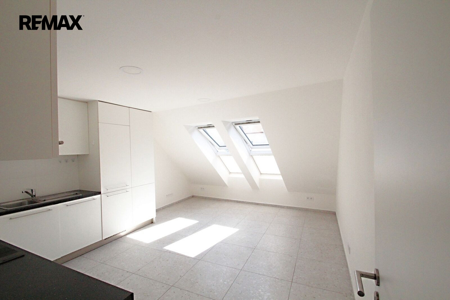 Pronájem bytu 1+kk 27 m² – fotografie 3
