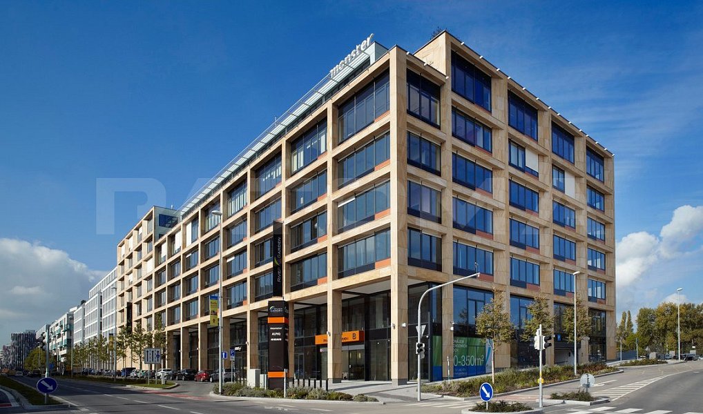 Pronájem komerčního prostoru, 468 m², Karlín - Praha 8, Praha