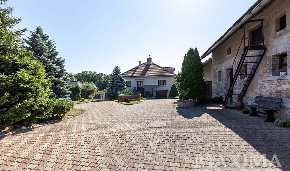 Prodej domu 340 m² s pozemkem 4 800 m², Bečváry – náhled fotky 2