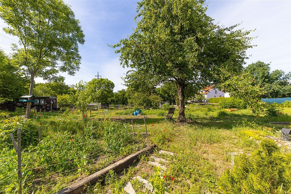 Prodej stavebního pozemku 1 600 m² – pohled 3