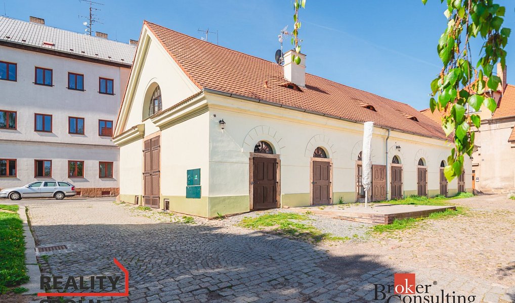 Prodej domu 250 m² s pozemkem 312 m², Rokycany – náhled fotky 2