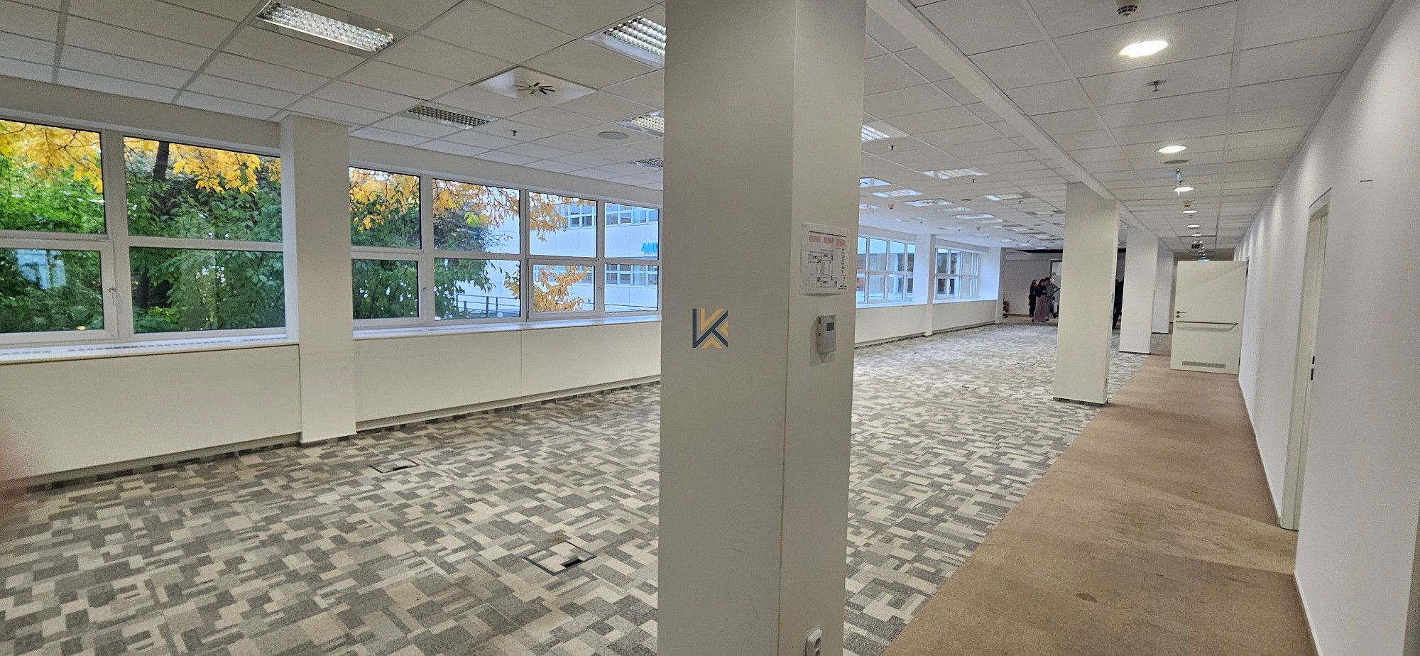 Pronájem kanceláře 1 323 m² – fotografie 3