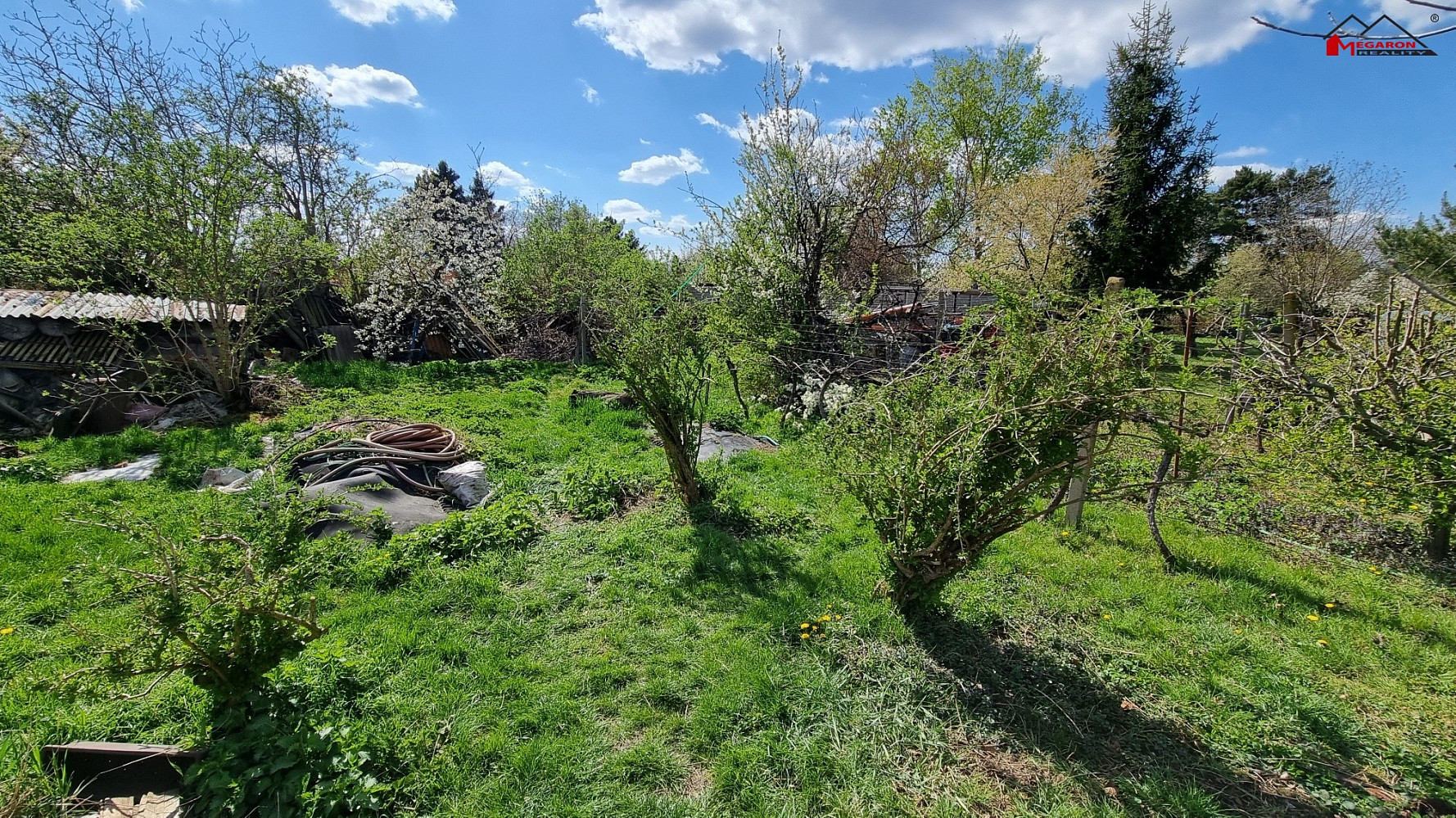 Zahrada se zděnou chatou a bazénem, pozemek 1373 m² – další