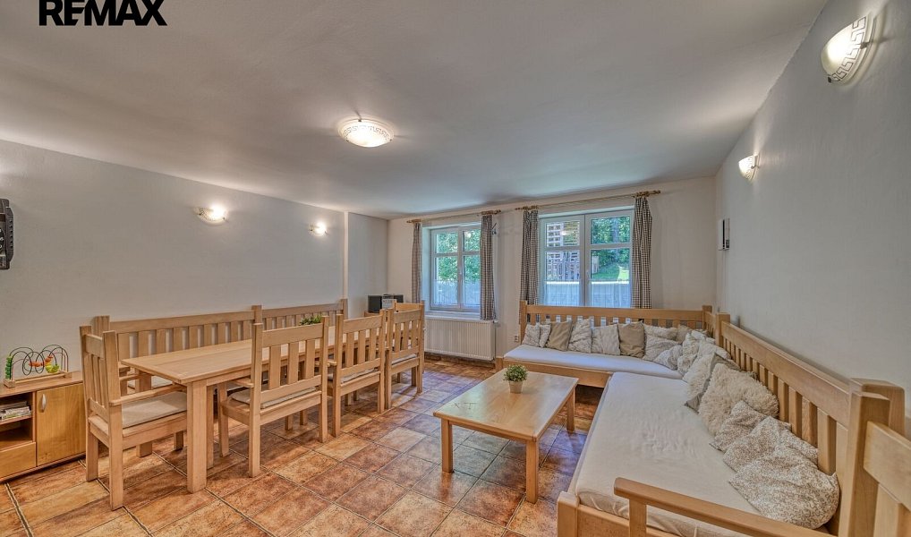 Prodej domu 215 m² s pozemkem 987 m², Radvanice – náhled fotky 2