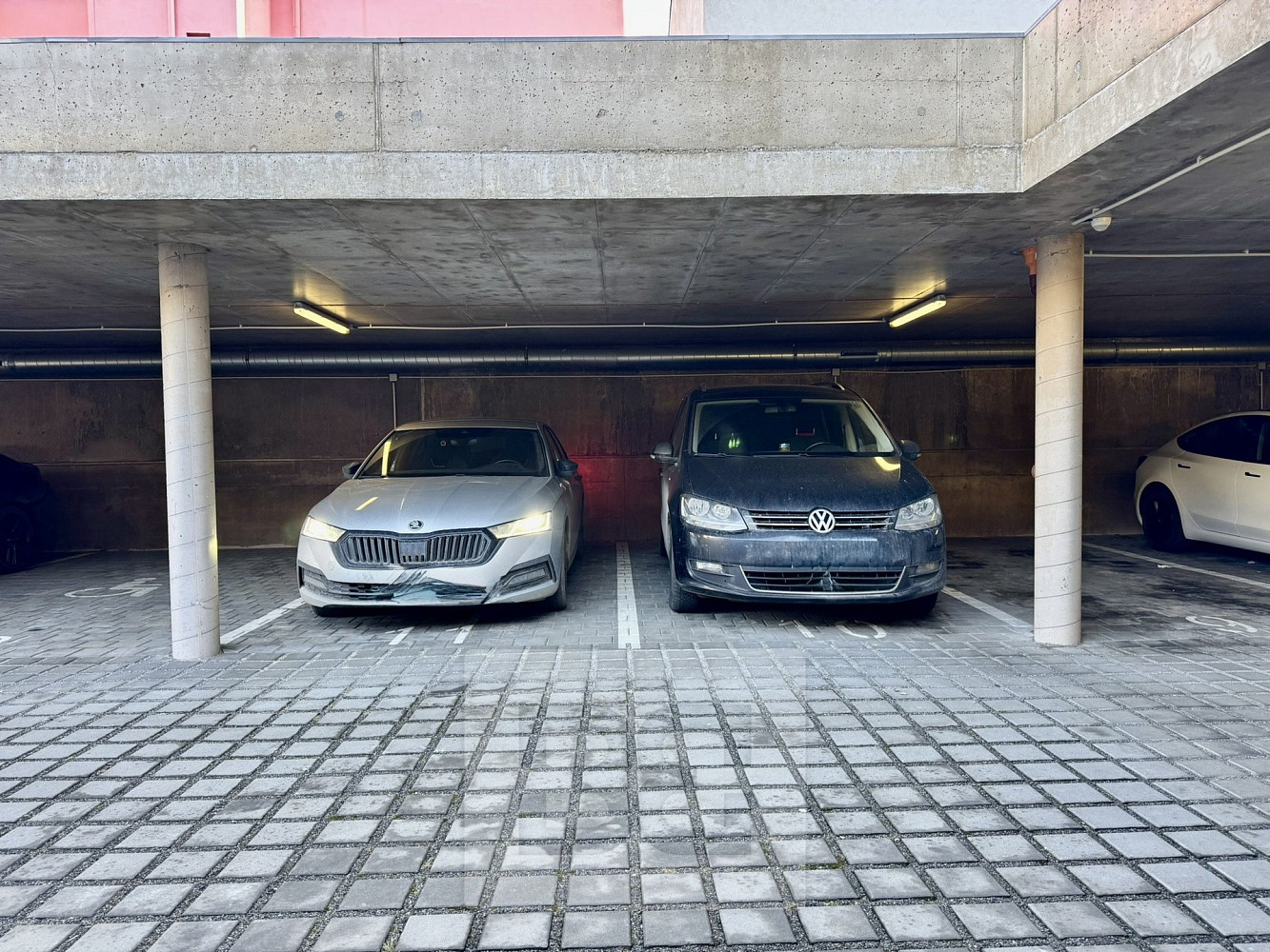 Pronájem garážového stání 13 m2, brno - černá pole