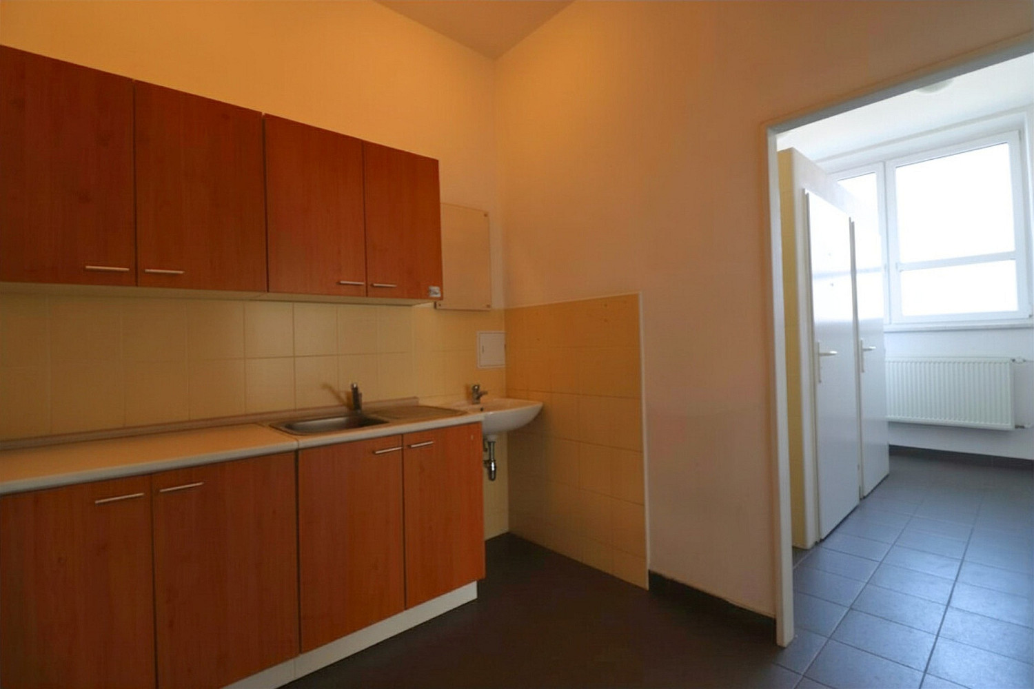 Pronájem kanceláře 179 m² – fotografie 3