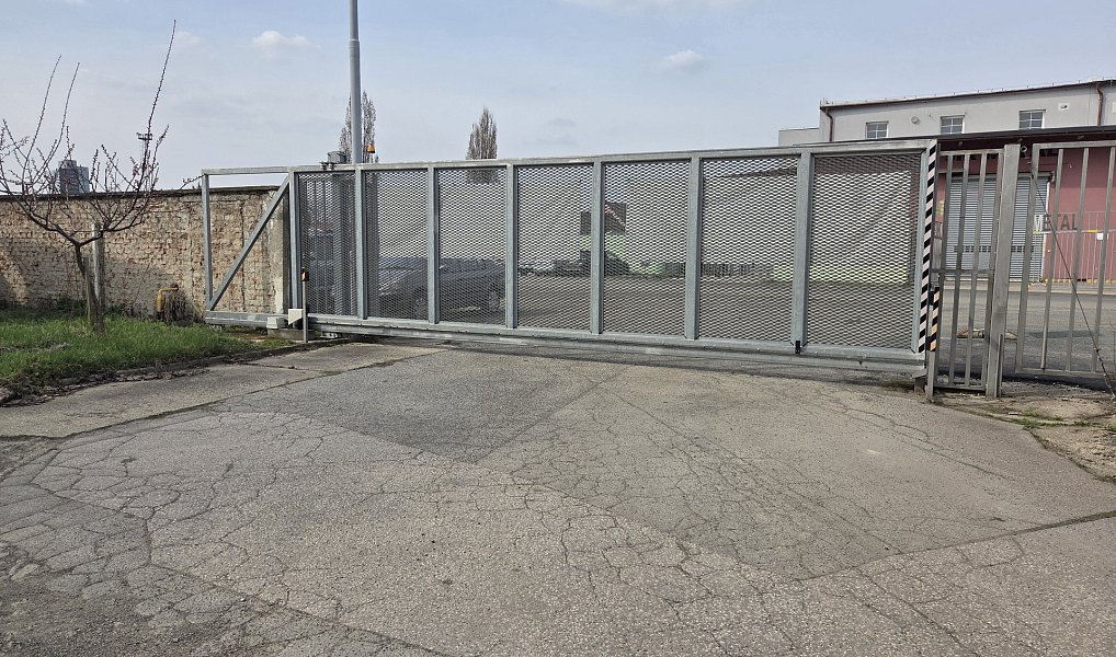 Parkovací místo pro osobní automobil - Komárov, Brno – náhled fotky 3
