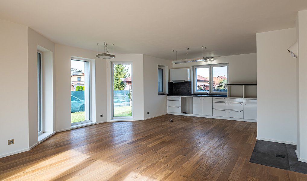 Prodej domu 150 m² s pozemkem 695 m², Staré Jesenčany – náhled fotky 4