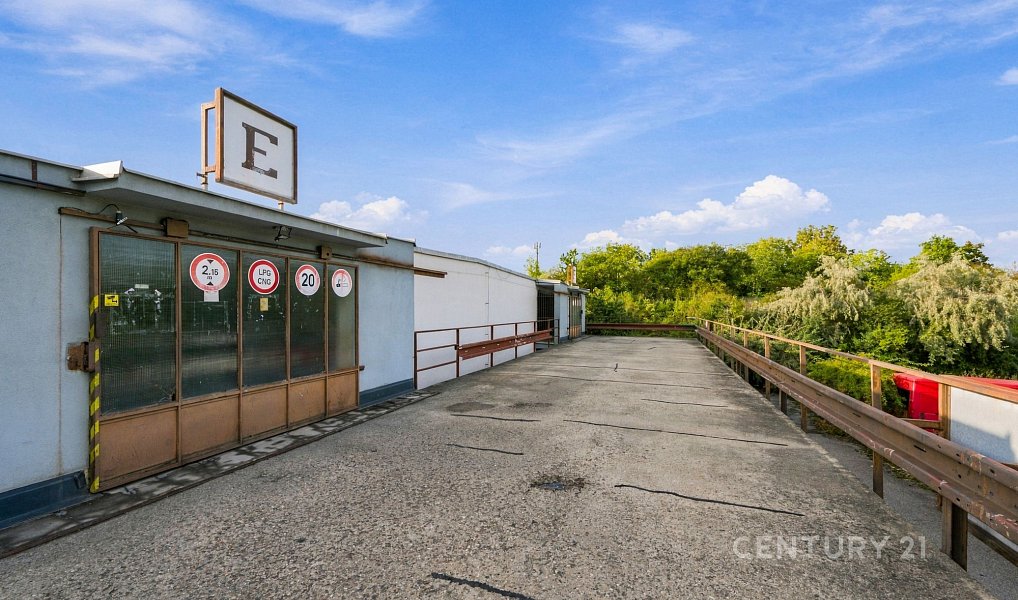 Prodej prostorné garáže, 18 m2, Manželů Dostálových, Praha - Kyje, Praha – náhled fotky 9