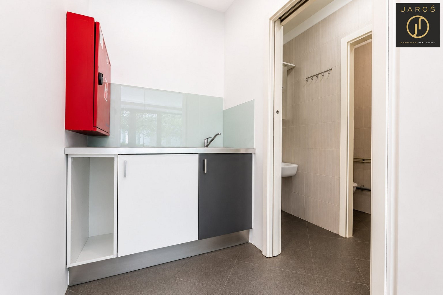 Pronájem kanceláře 37 m² – fotografie 4
