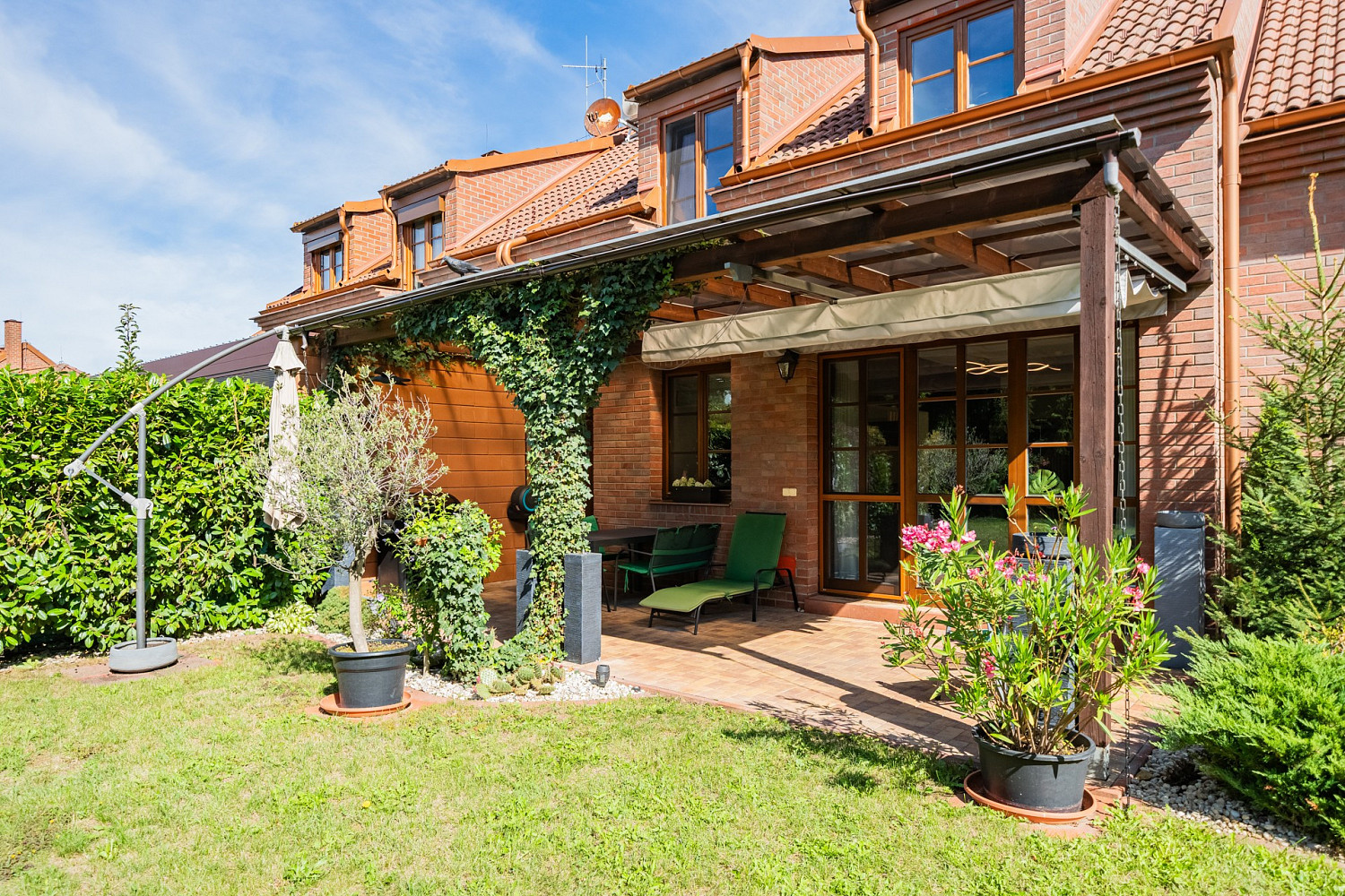 Prodej domu 175 m² s pozemkem 527 m² – fotografie 2