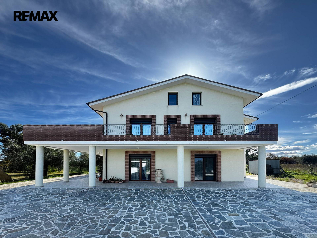 Къща, 379 m², парцел 5100 m²