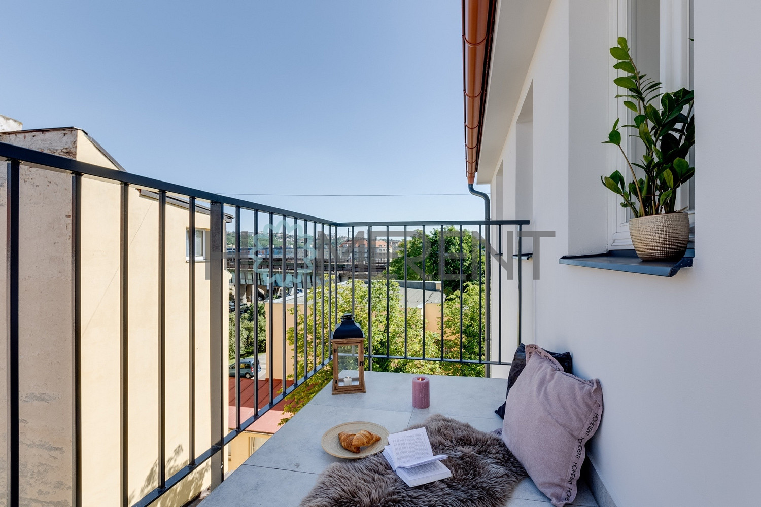 Pronájem bytu 2+kk 42 m² – pohled 2
