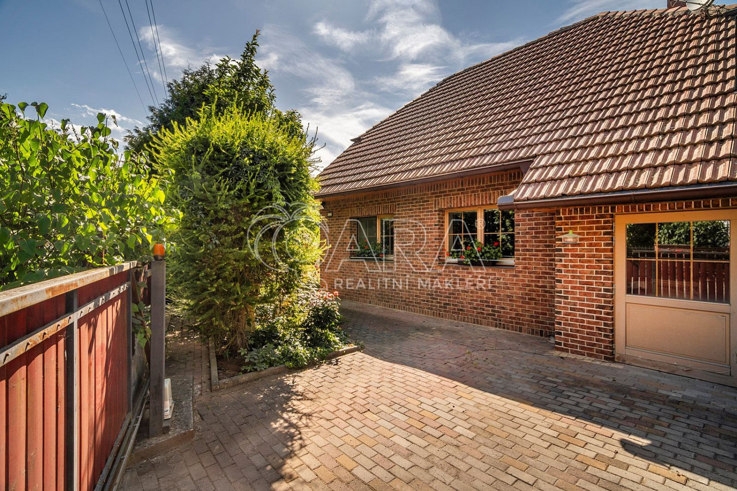 Prodej domu 199 m² s pozemkem 836 m² – fotografie 2