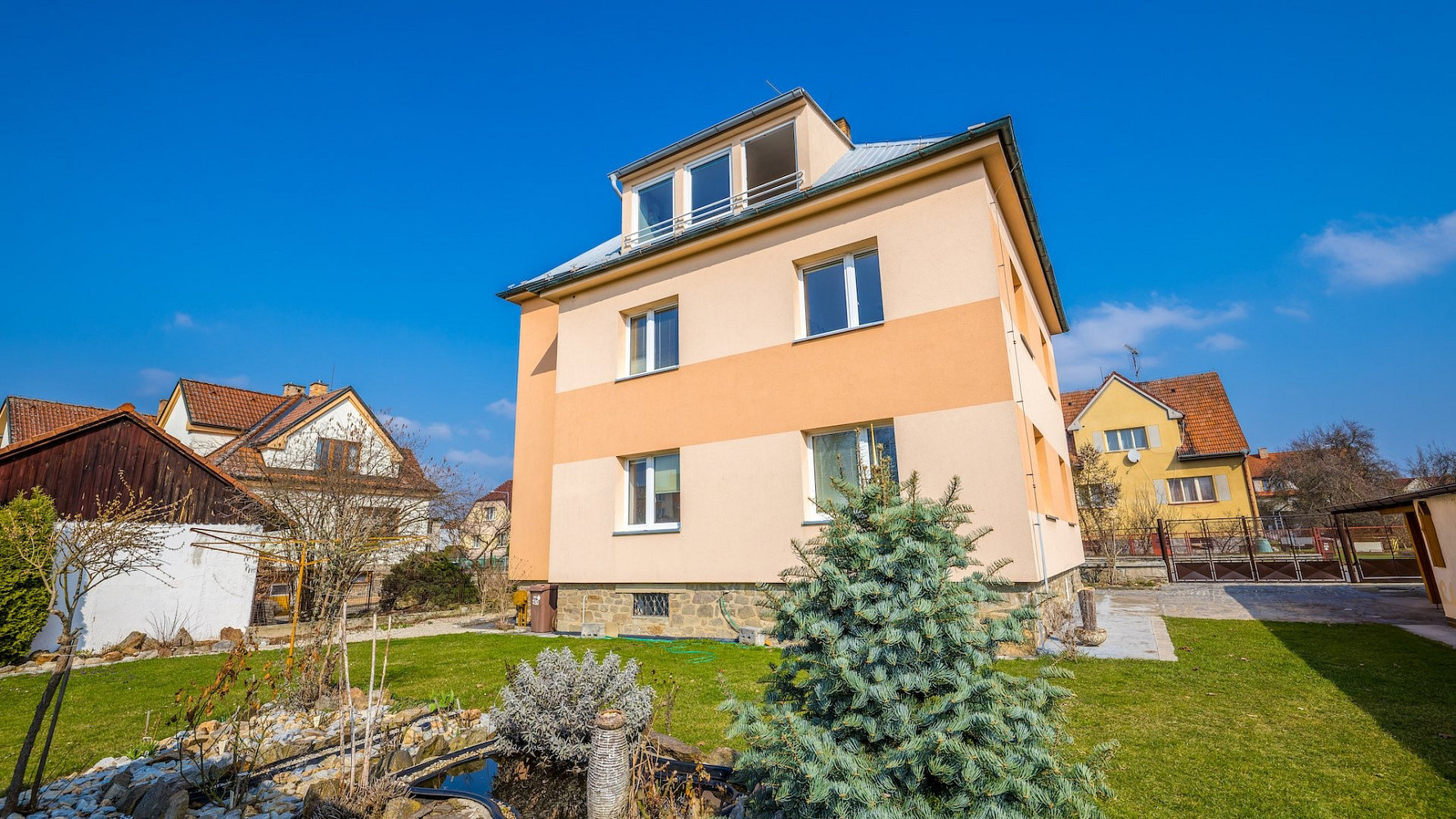 Prodej domu 216 m² s pozemkem 1 311 m²