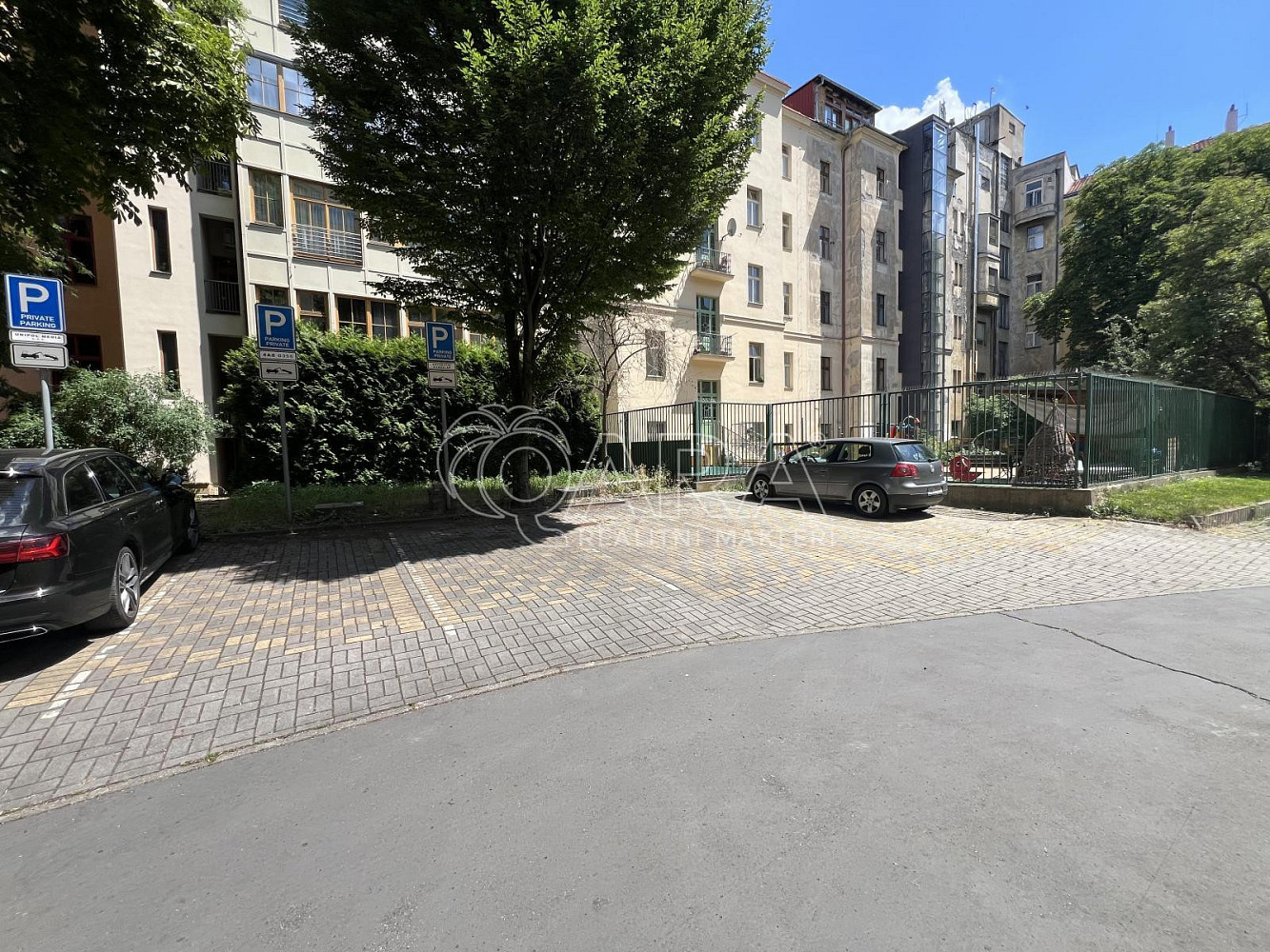 Pronájem parkovacího místa šafaříkova, vinohrady — photo 2