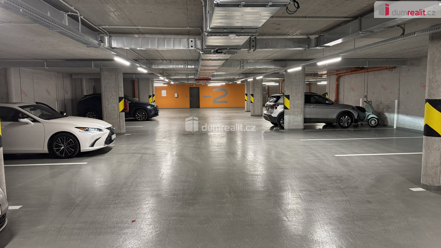 Garážové stání vč. el. přípojky pro el. auta p-5 u komína 369 — photo 3
