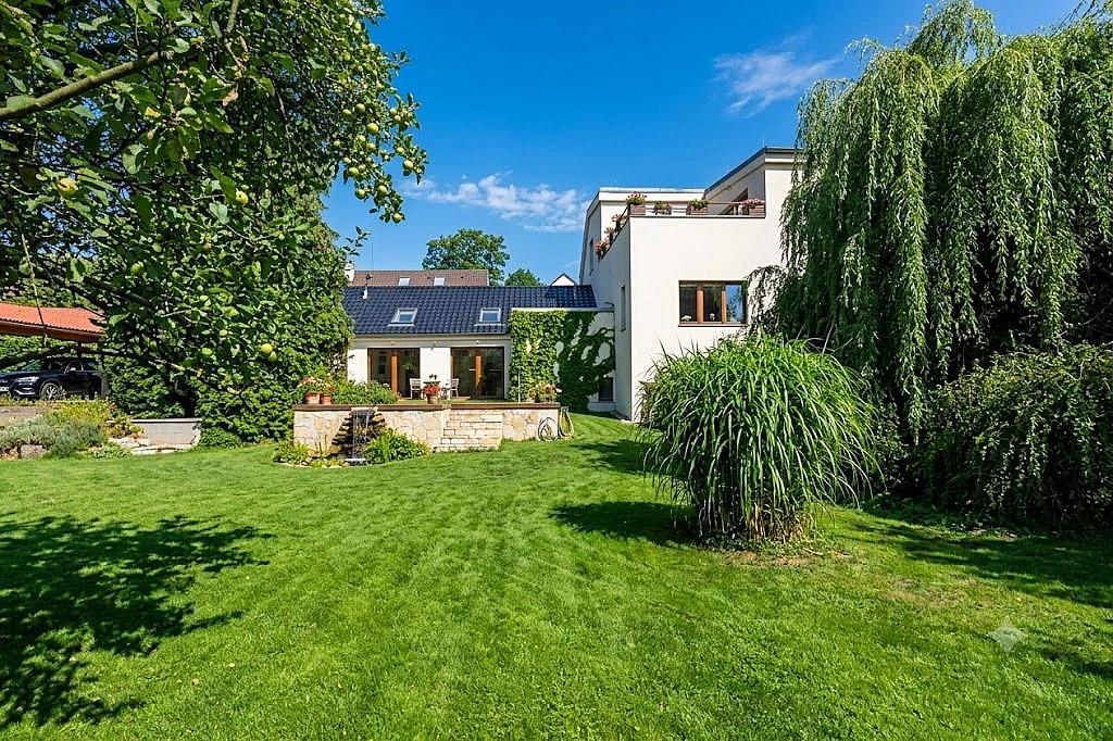 Prodej domu 308 m² s pozemkem 1 002 m²