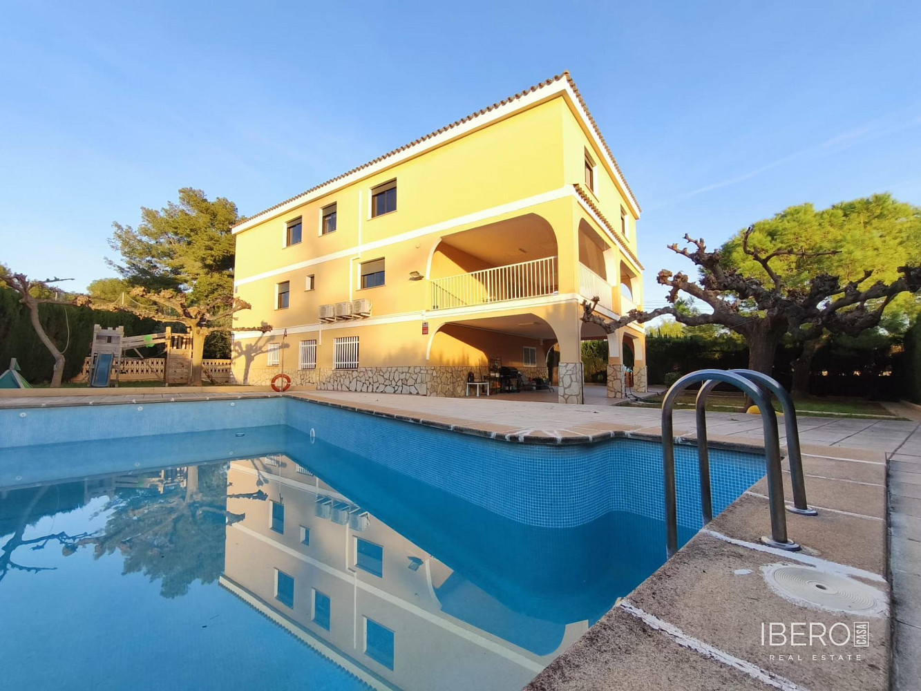 Prodej domu 1 680 m² s pozemkem 1 056 m²