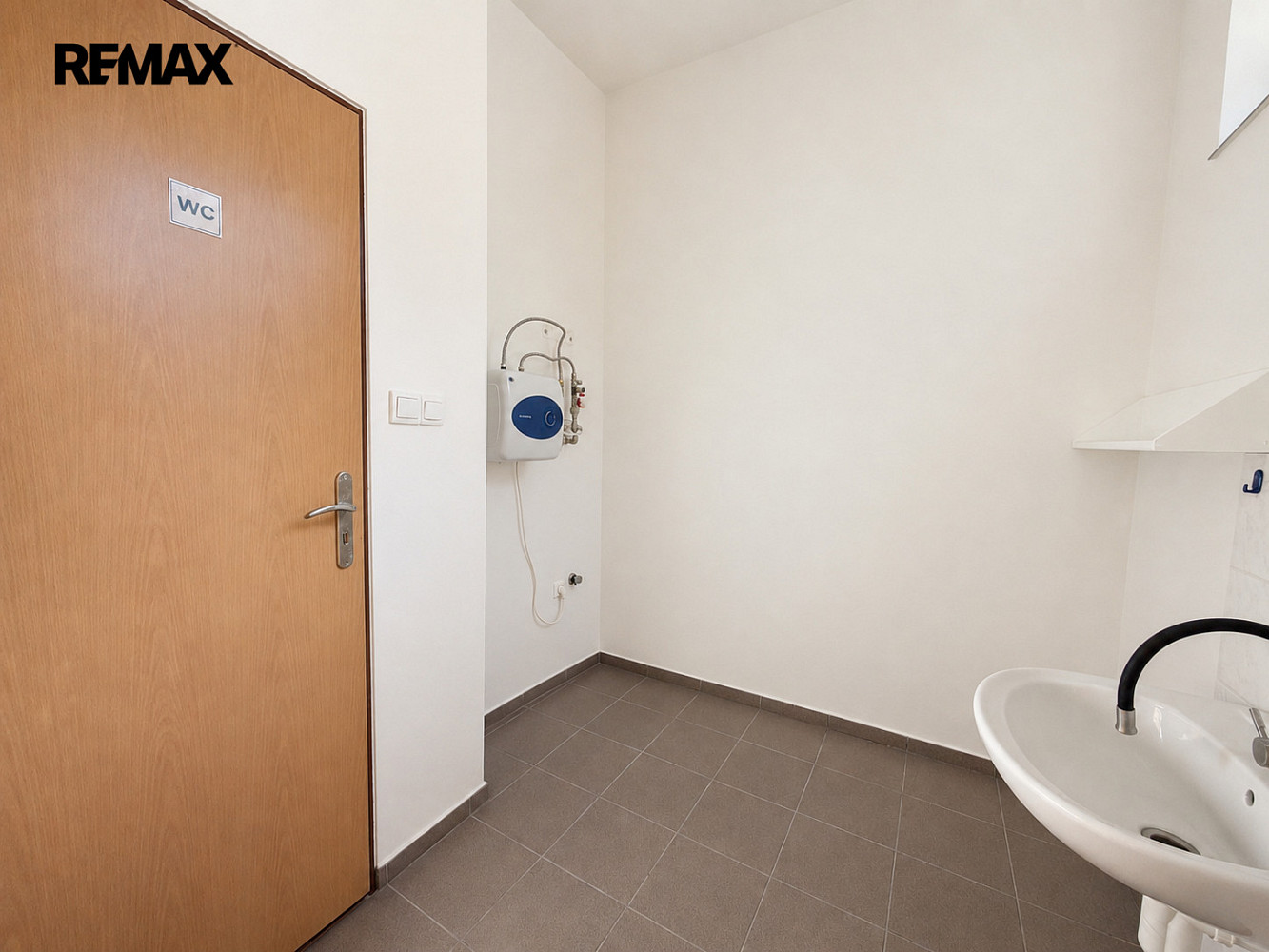 Pronájem obchodních prostor 42 m² – fotografie 4