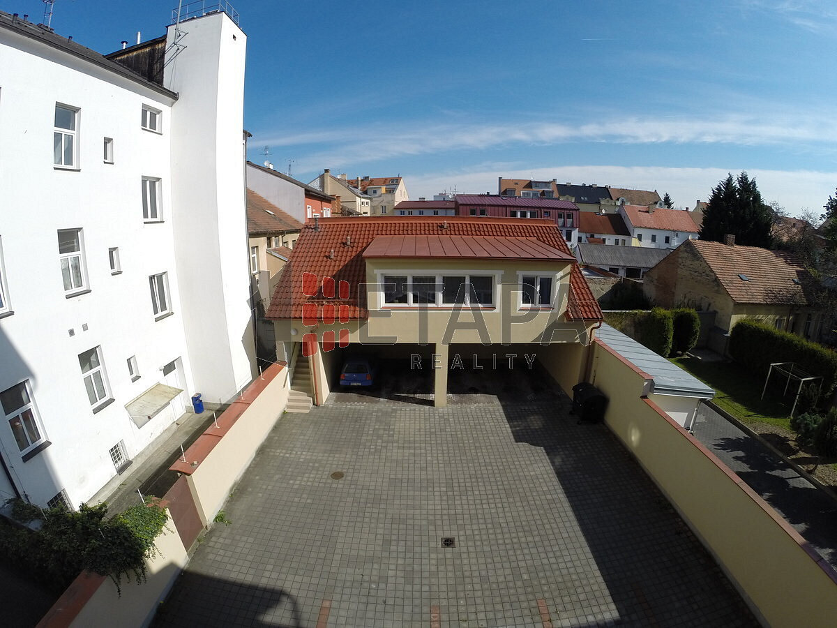 Pronájem zabezpečeného krytého parkovacího stání ve skuherského ul. v českých budějovicích — photo 4