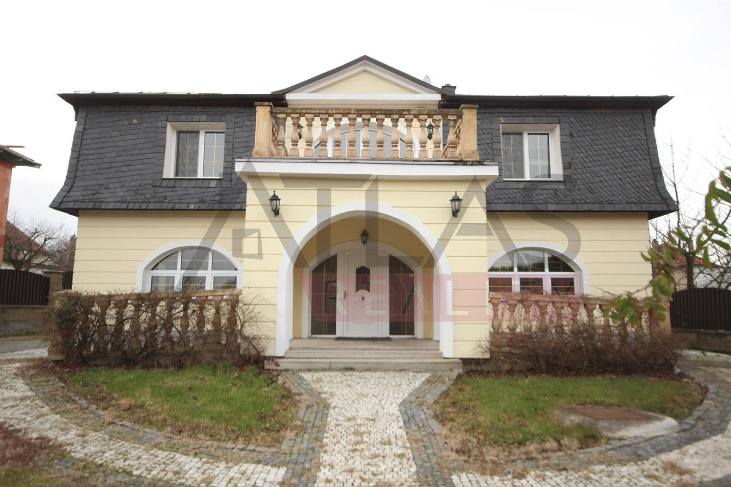 Pronájem domu 360 m² s pozemkem 860 m²