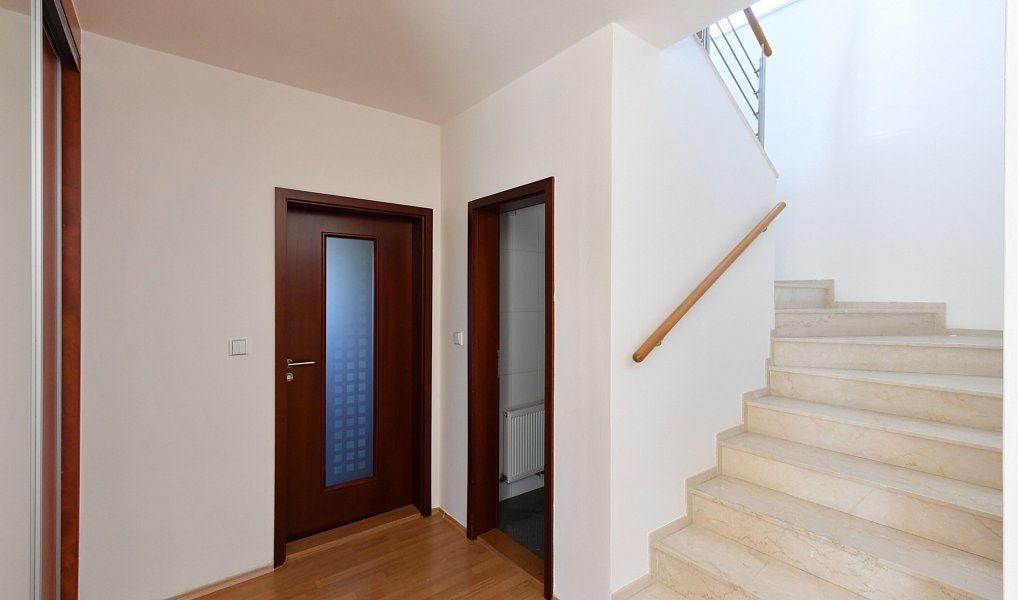 Prodej domu 270 m² s pozemkem 654 m², Jesenice – náhled fotky 18