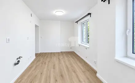 Prodej bytu 1+kk 24 m², Českobrodská, Praha 9 - Hrdlořezy