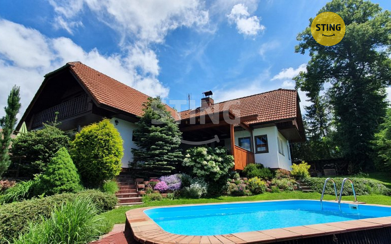 Prodej domu 268 m² s pozemkem 1 827 m²