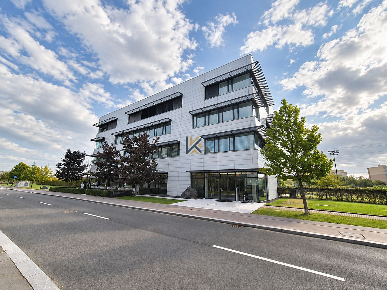 Pronájem kanceláře 349 m²