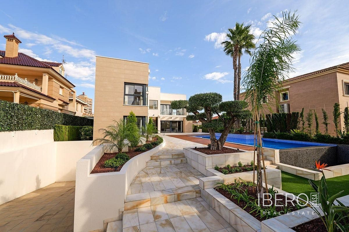 Prodej domu 430 m² s pozemkem 696 m²