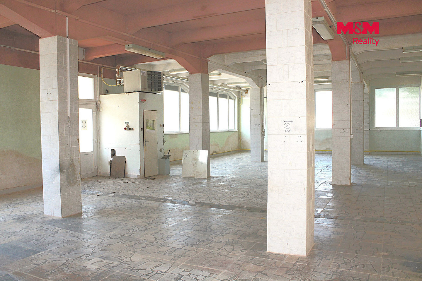 Pronájem obchodních prostor 330 m² – fotografie 2