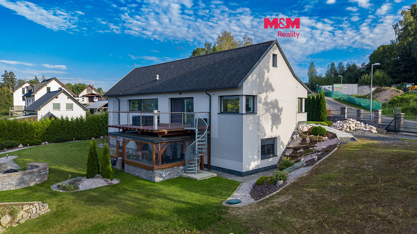 Prodej domu 225 m² s pozemkem 1 913 m²