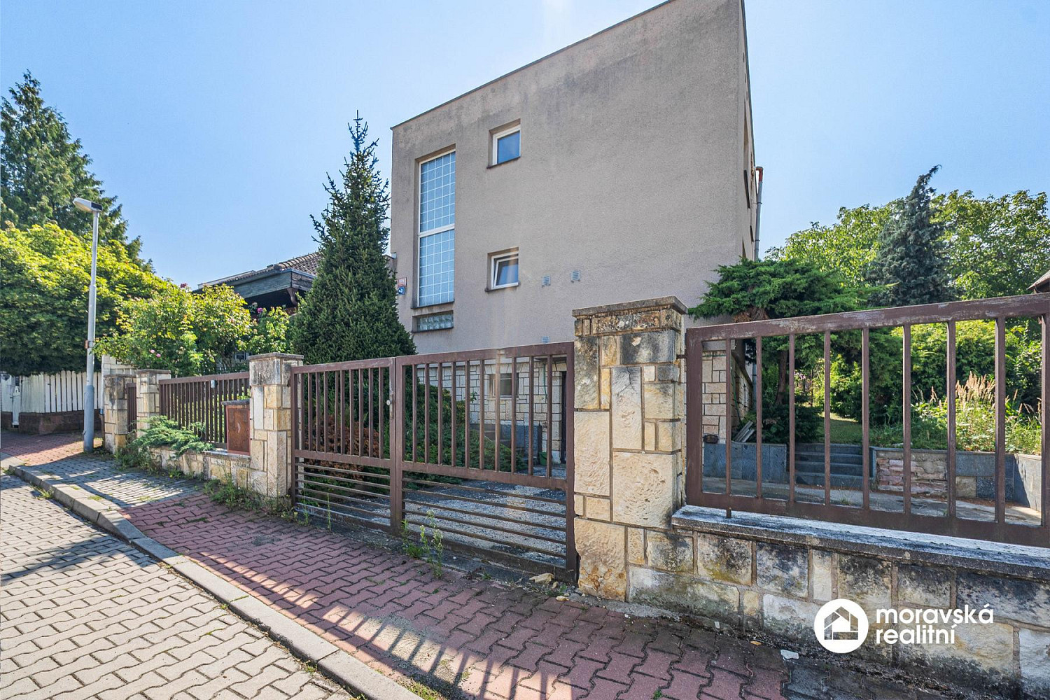 Prodej domu 210 m² s pozemkem 1 048 m²