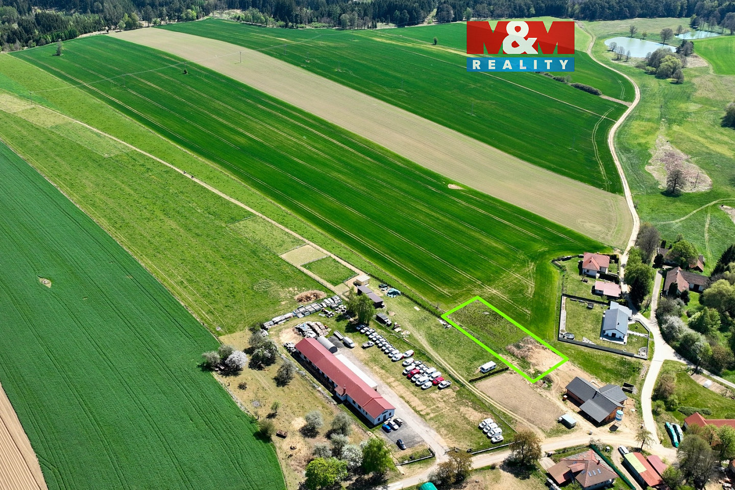 Prodej stavebního pozemku 1 600 m², Bácovice