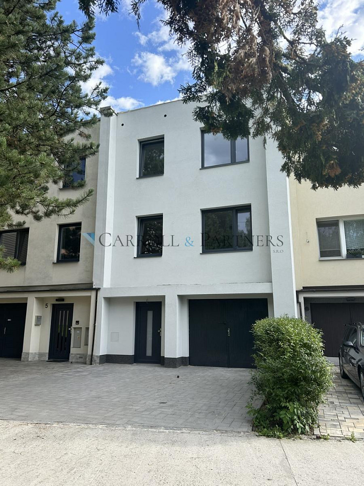 Pronájem domu 189 m² s pozemkem 174 m²