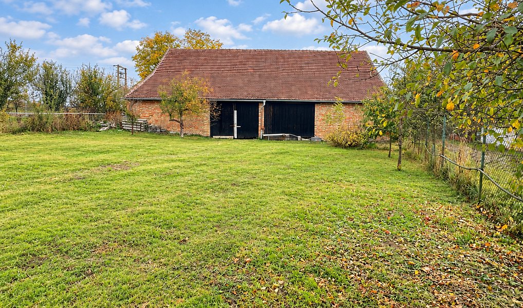 Prodej stavebního pozemku 900 m², Uhřice – náhled fotky 2