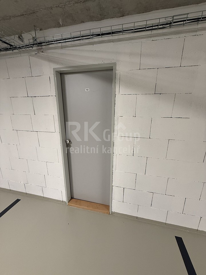 Pronájem garážového stání včetně úložného prostoru — photo 4