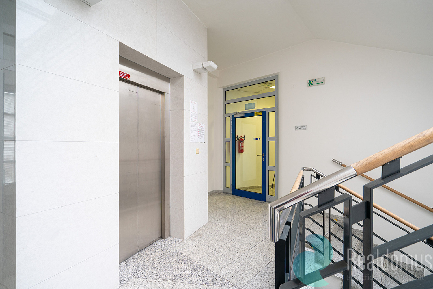 Pronájem kanceláře 378 m² — photo 4