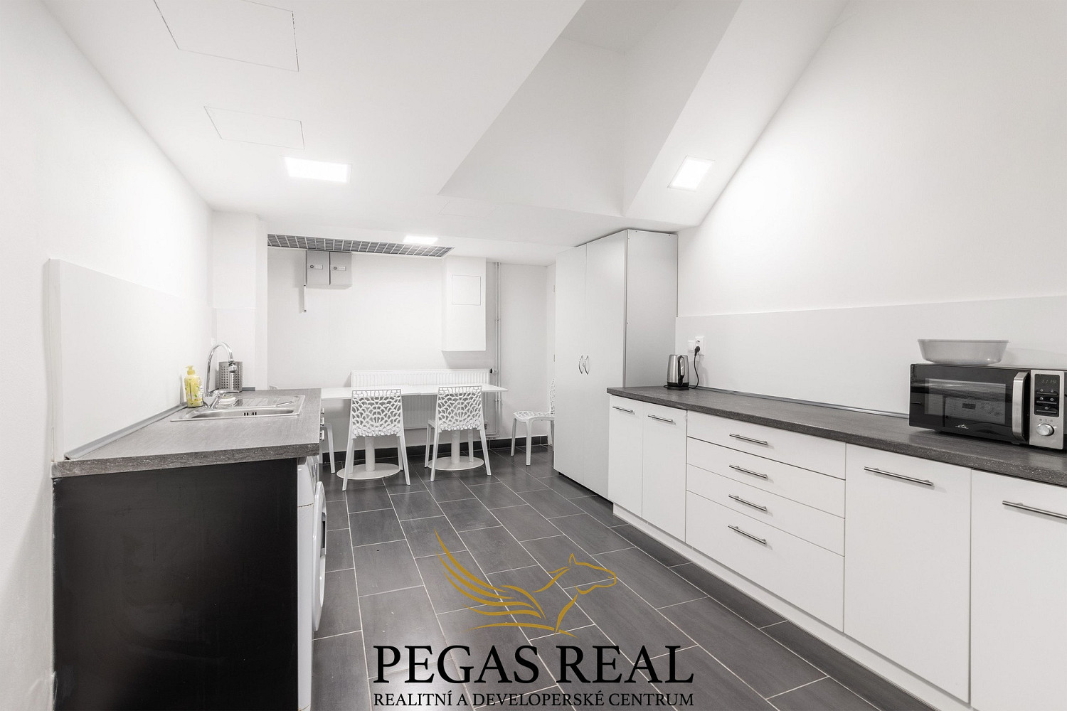 Pronájem kanceláře 33 m² – fotografie 4