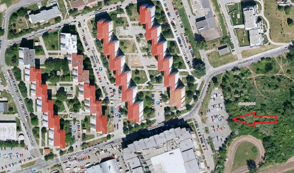 Parkovací stání Brno Líšeň, ulice Sedláčkova, Brno – fotka 1 z 4