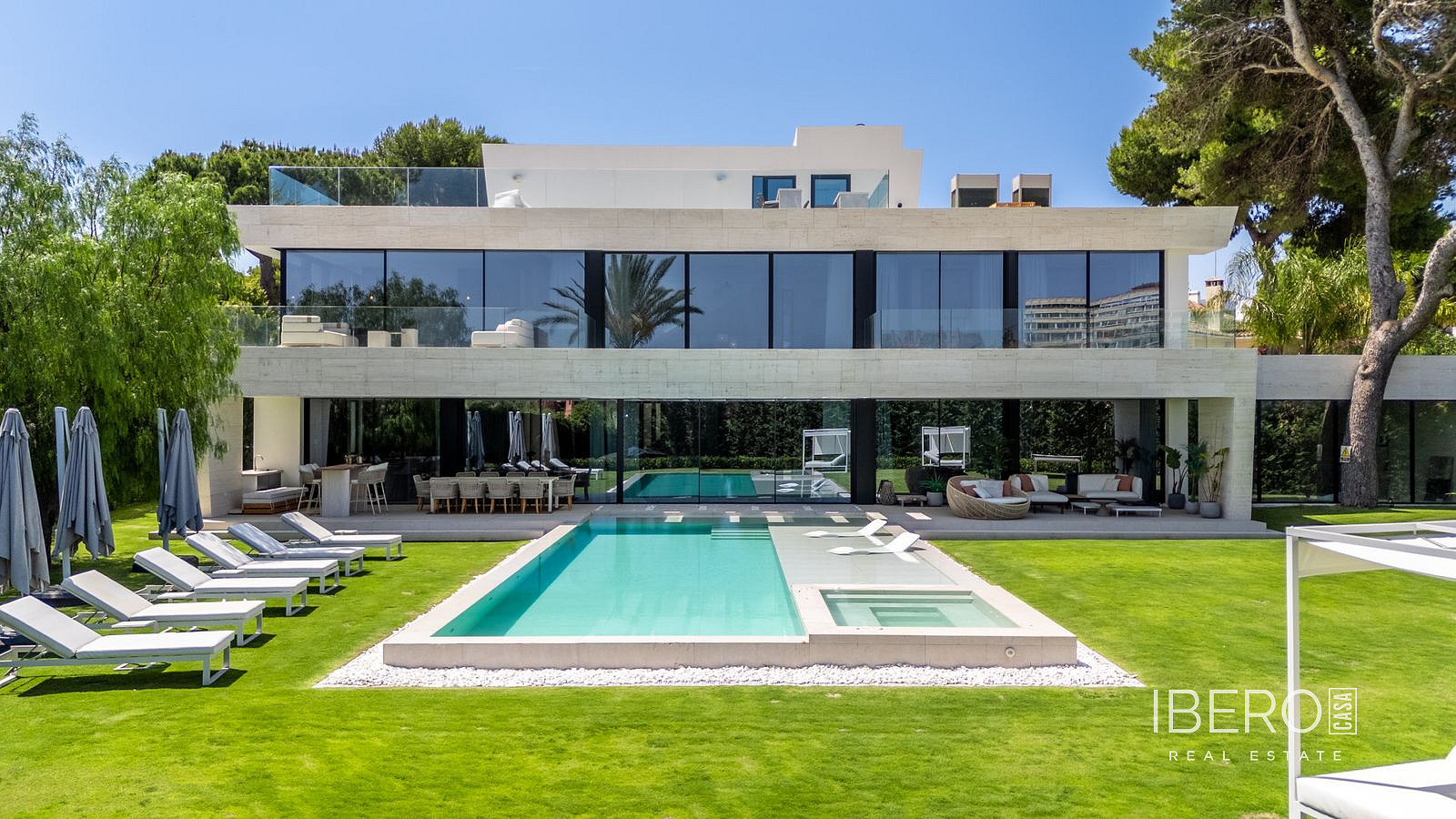 Prodej domu 787 m² s pozemkem 1 415 m²