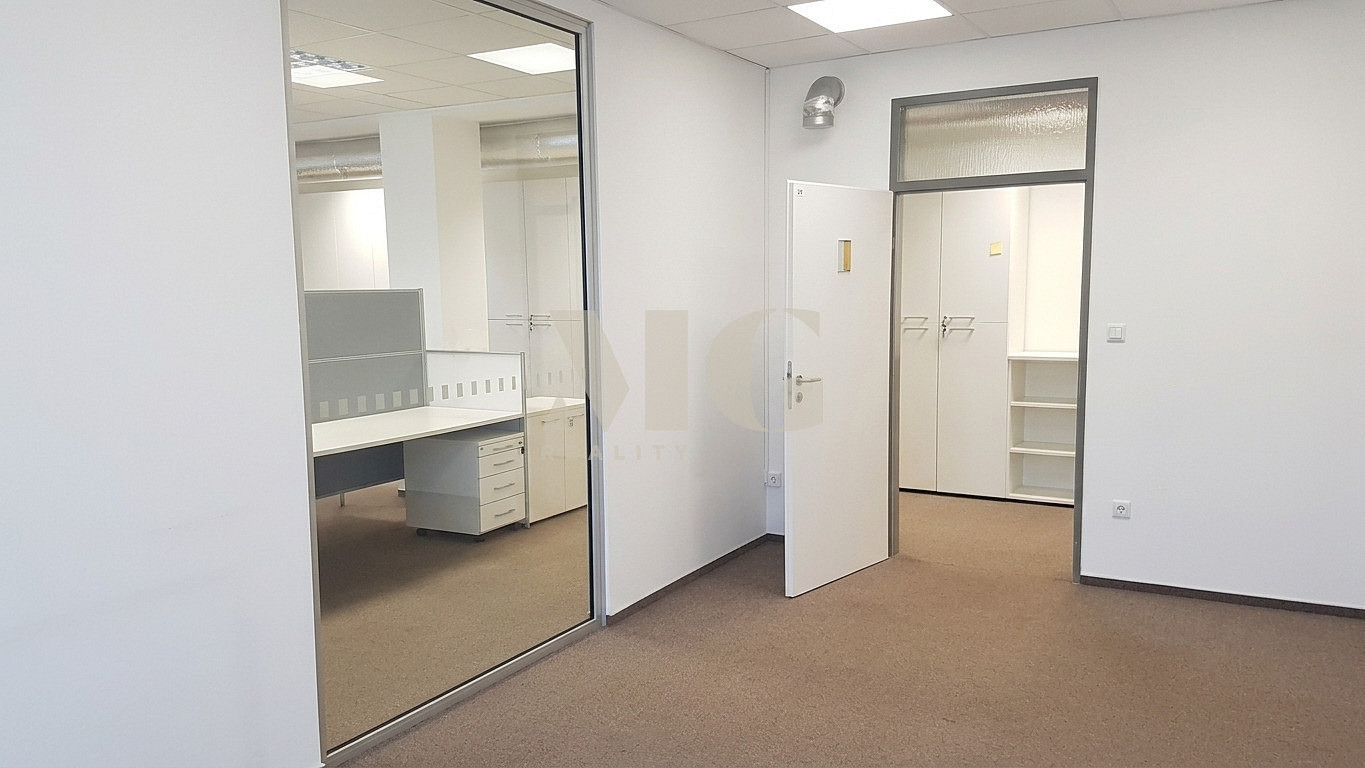 Pronájem kanceláře 320 m² – fotografie 4