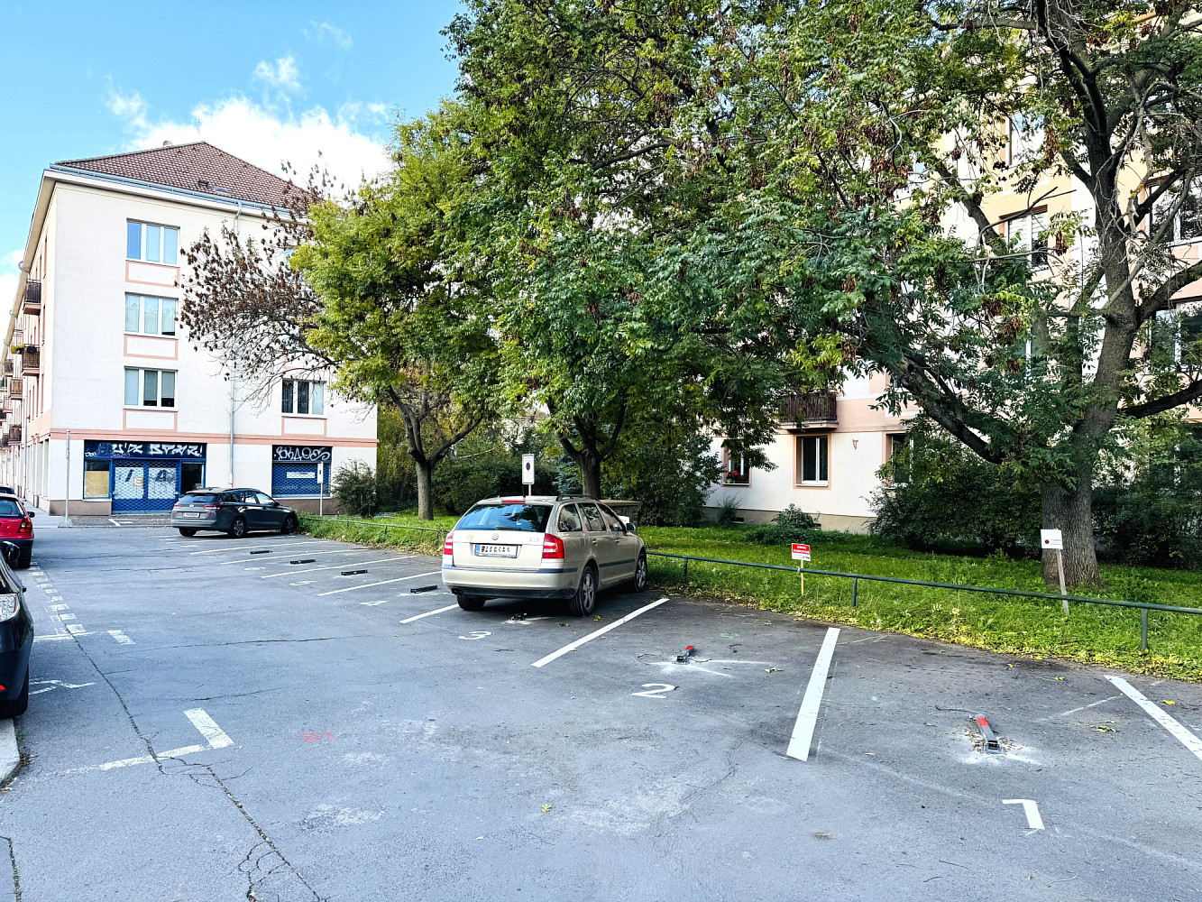 Praha, Černokostelecká, parkovací stání pronájem – pohled 2