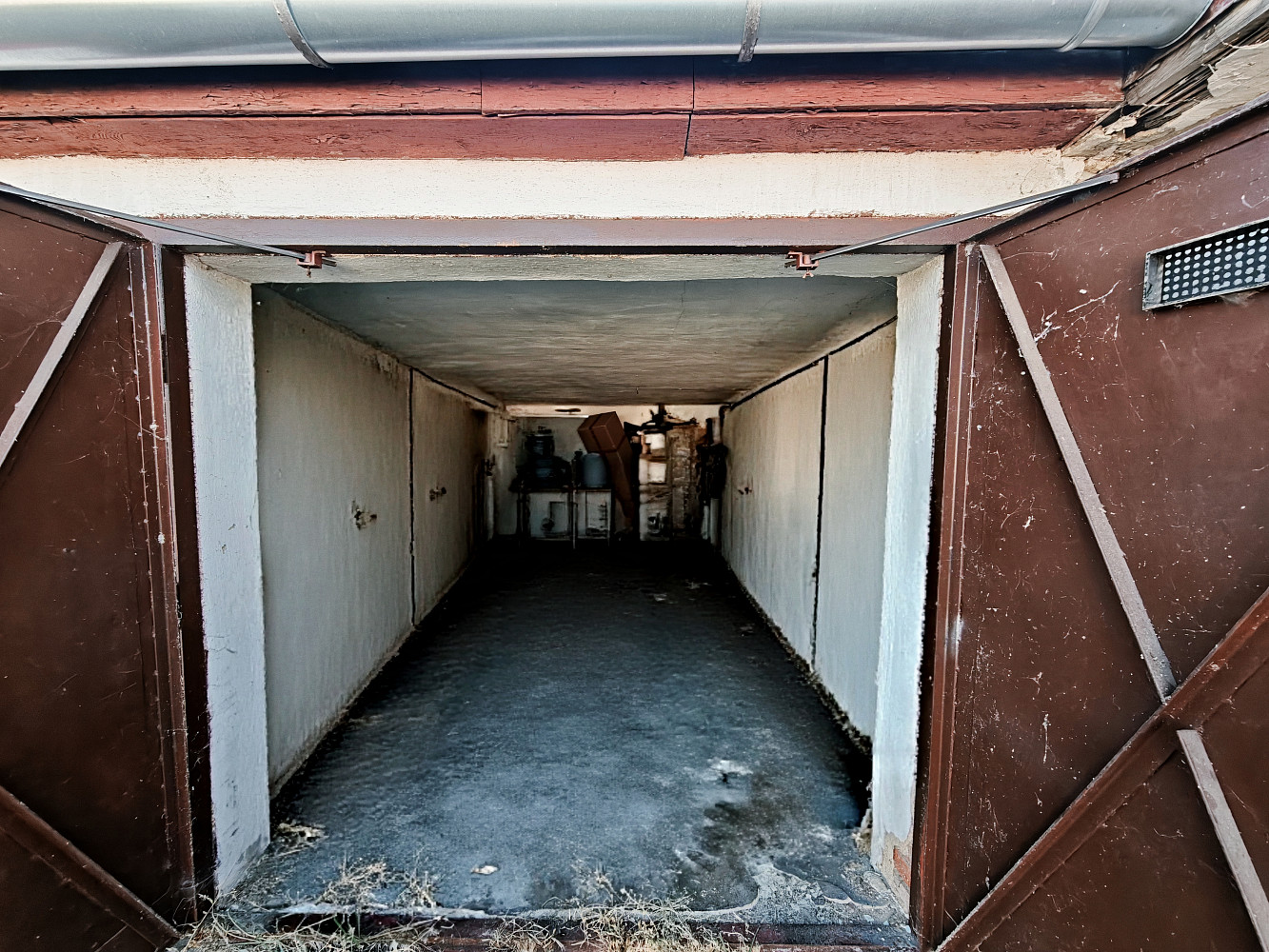 Zděná garáž 18 m² s elektřinou – ulice Arbesova, Třebíč