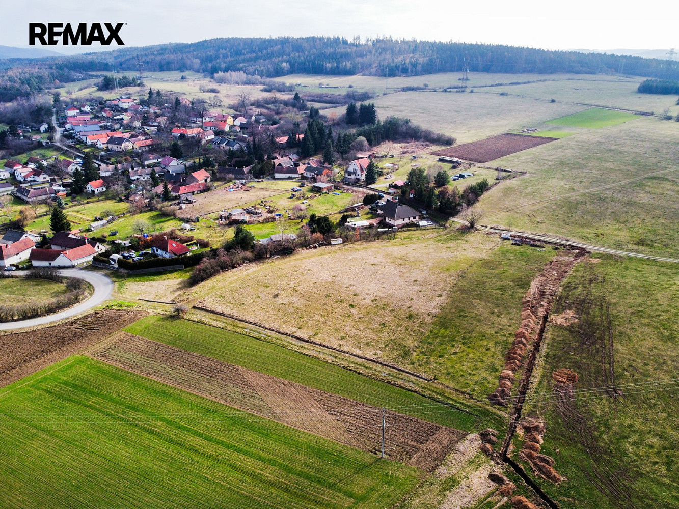 Prodej stavebního pozemku 2 388 m², Dolní Hbity