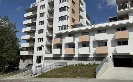 Garážové stání 18 m2 + zděný sklep 3 m2 - k dispozici ihned., Nad Stráněmi, Zlín